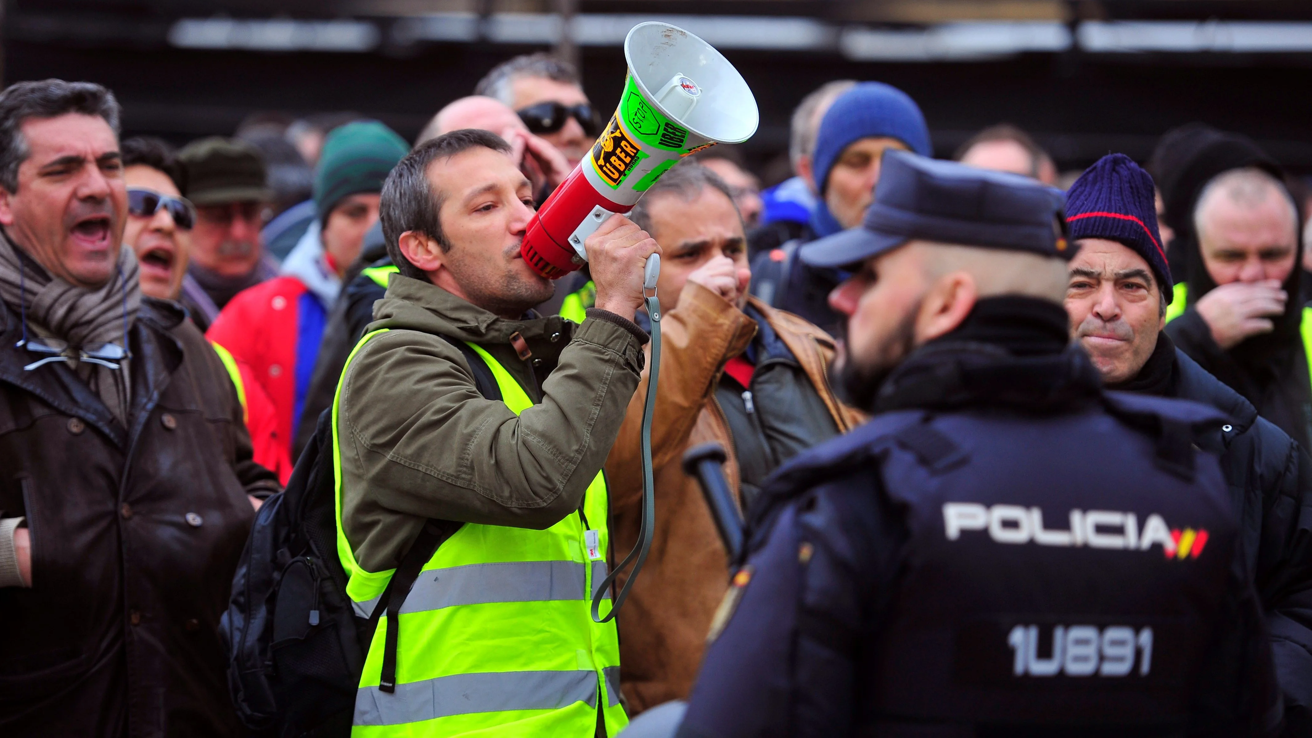 Decenas de taxistas se concentran este martes frente a la sede de UGT en Madrid