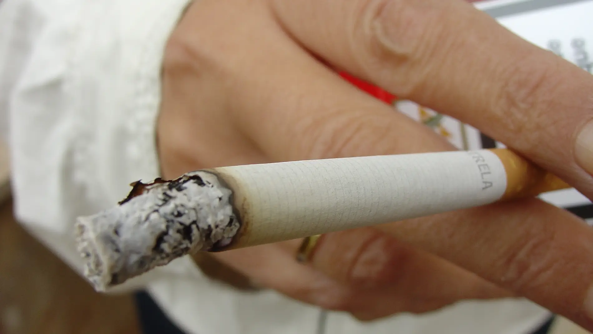 Cigarrillo consumiéndose