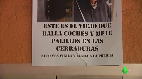 Cartel alertando del octogenario que rayaba los coches Cartel alertando del octogenario que rayaba los coches