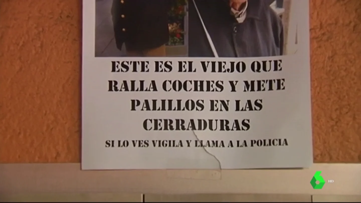 Cartel alertando del octogenario que rayaba los coches Cartel alertando del octogenario que rayaba los coches
