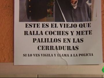 Cartel alertando del octogenario que rayaba los coches Cartel alertando del octogenario que rayaba los coches