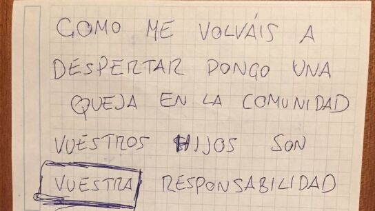 La queja de un vecino en la puerta de una familia porque su beb&eacute; llora