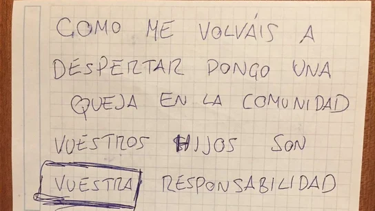 La queja de un vecino en la puerta de una familia porque su bebé llora La queja de un vecino en la puerta de una familia porque su bebé llora