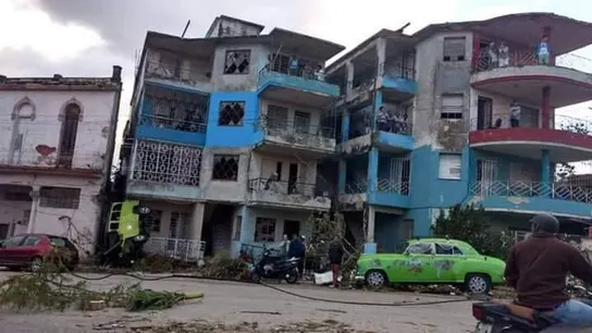 Los balcones de un edificio destrozado en La Habana por el paso del tornado Los balcones de un edificio destrozado en La Habana por el paso del tornado