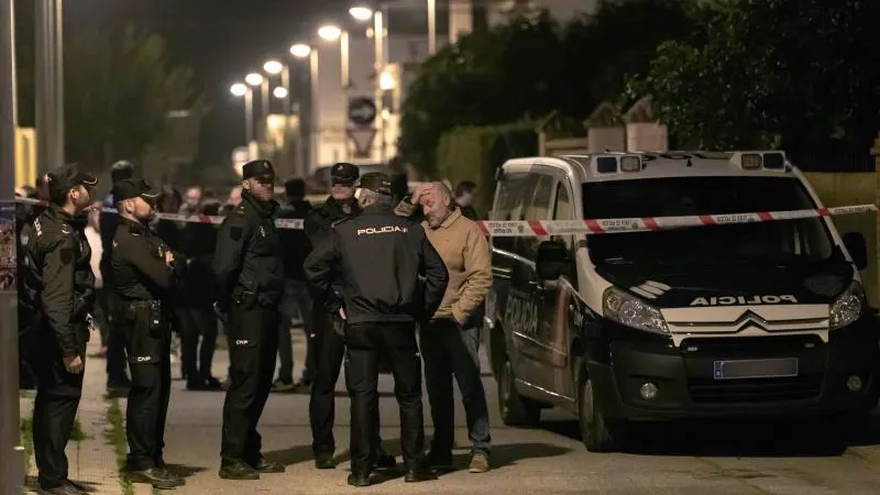 Efectivos de la Policía Nacional ante el domicilio de la mujer