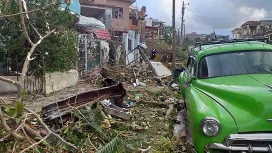 Un barrio destrozado de La Habana por el paso del tornado Un barrio destrozado de La Habana por el paso del tornado