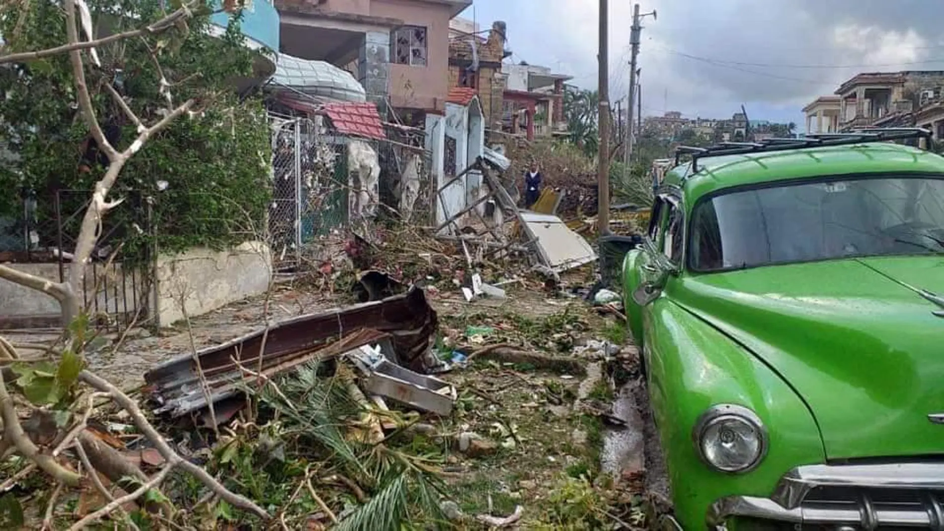 Un barrio destrozado de La Habana por el paso del tornado