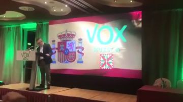 Un representante de Vox en Huesca: "Somos partidarios de quitar la bandera gay y lesbiana. La orientación de cada uno en su casa y en su cama"