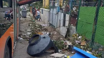 Los escombros rodean las aceras de La Habana