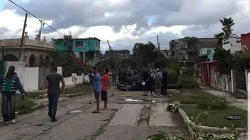 Una calle de La Habana cubierta por coches y y escombros tras el paso del tornado