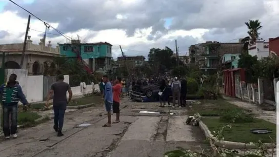 Una calle de La Habana cubierta por coches y y escombros tras el paso del tornado Una calle de La Habana cubierta por coches y y escombros tras el paso del tornado