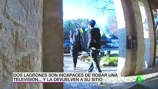 El robo más surrealista: dos ladrones son incapaces de llevarse una tele gigante y la devuelven a su sitio El robo más surrealista: dos ladrones son incapaces de llevarse una tele gigante y la devuelven a su sitio