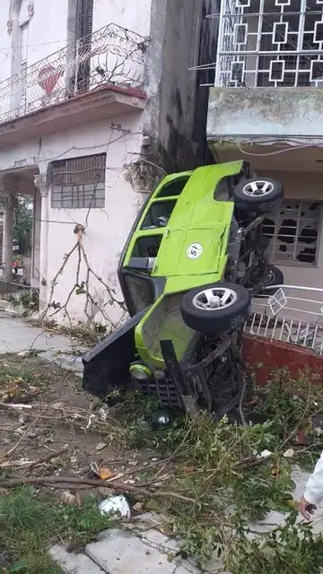 Un coche empotrado en una vivienda de La Habana. Un coche empotrado en una vivienda de La Habana.