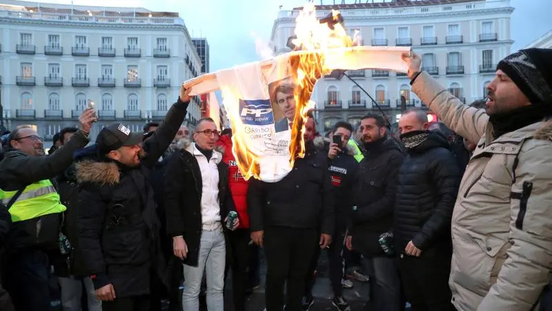 Concentración del sector del taxi, por segundo día consecutivo, en la madrileña Puerta del Sol