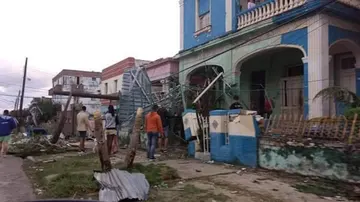 Una fachada cubierta de escombros La Habana