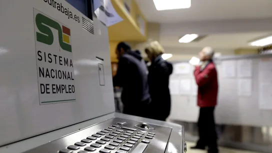 Varias personas en una oficina de empleo del Servicio Público de Empleo de Castilla y León.  Varias personas en una oficina de empleo del Servicio Público de Empleo de Castilla y León.