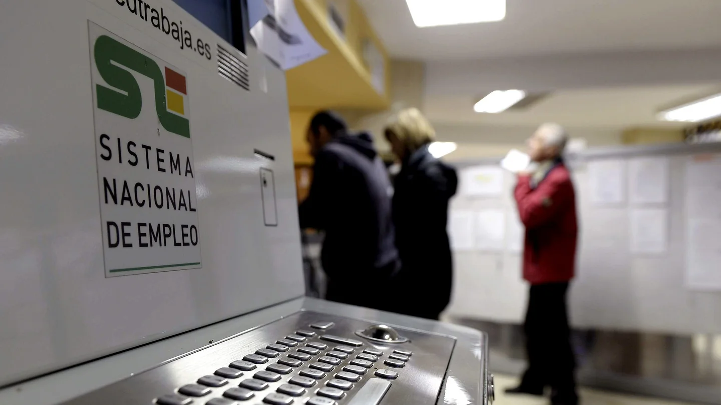Varias personas en una oficina de empleo del Servicio Público de Empleo de Castilla y León. Varias personas en una oficina de empleo del Servicio Público de Empleo de Castilla y León.