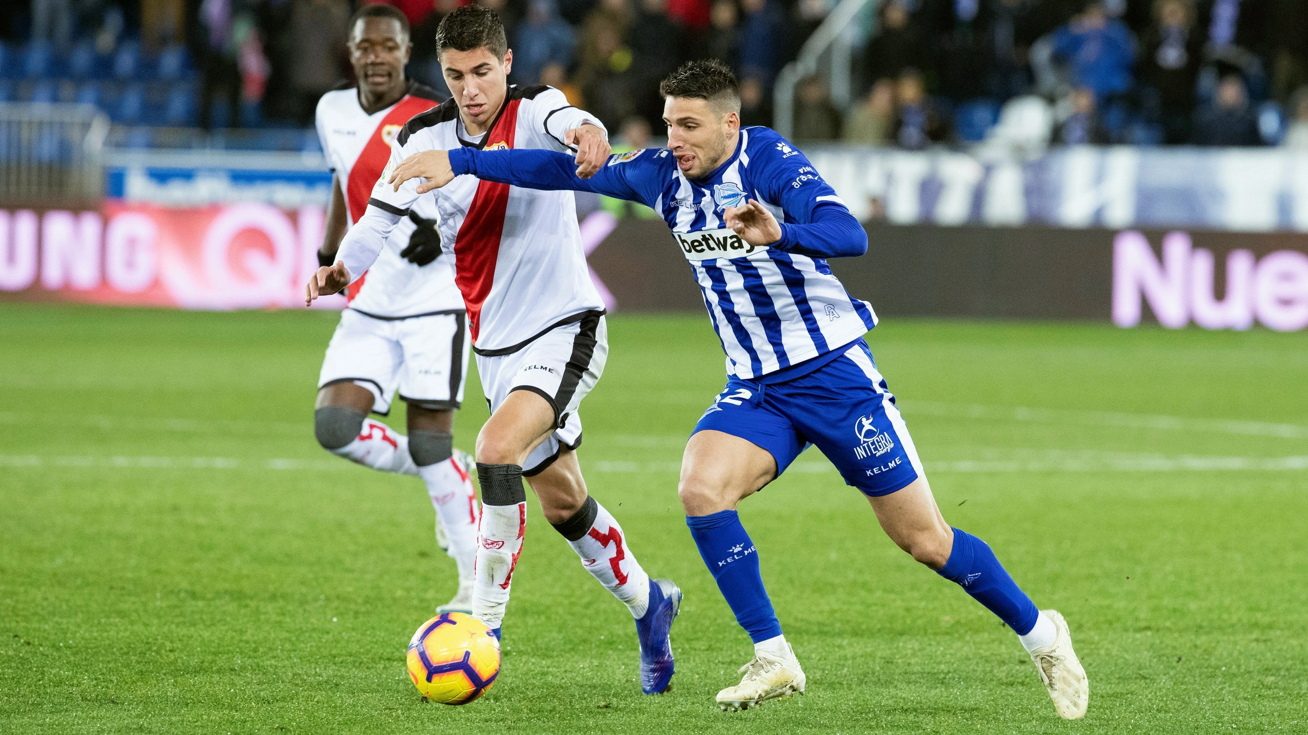 Momento del partido entre el Alavés y el Rayo Vallecano