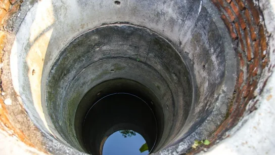 Imagen de archivo de un pozo con agua. Imagen de archivo de un pozo con agua.