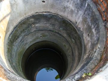 Imagen de archivo de un pozo con agua. Imagen de archivo de un pozo con agua.