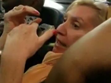 Expulsan a una mujer de un vuelo después de que insultase a sus compañeros de asiento por tener sobrepeso Expulsan a una mujer de un vuelo después de que insultase a sus compañeros de asiento por tener sobrepeso