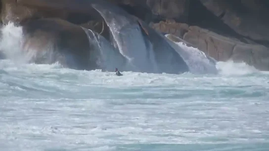 Milagroso rescate a un surfista en Brasil: "¡Está pidiendo ayuda!" Milagroso rescate a un surfista en Brasil: "¡Está pidiendo ayuda!"