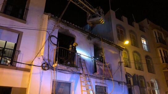 Rescatan a dos indigentes tras un incendio en una casa abandonada en M&aacute;laga