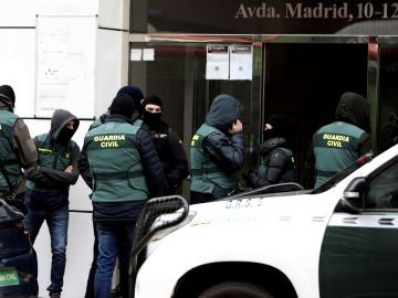 La Guardia Civil entra a un edificio en Zaragoza. La Guardia Civil entra a un edificio en Zaragoza.