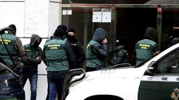La Guardia Civil entra a un edificio en Zaragoza.