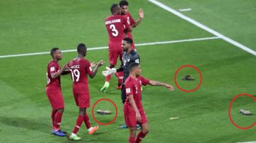 Lluvia de zapatos contra los jugadores de Qatar