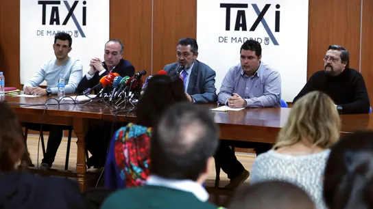 Portavoces de las asociaciones de taxistas en la sede de Radio Teléfono Taxi. Portavoces de las asociaciones de taxistas en la sede de Radio Teléfono Taxi.