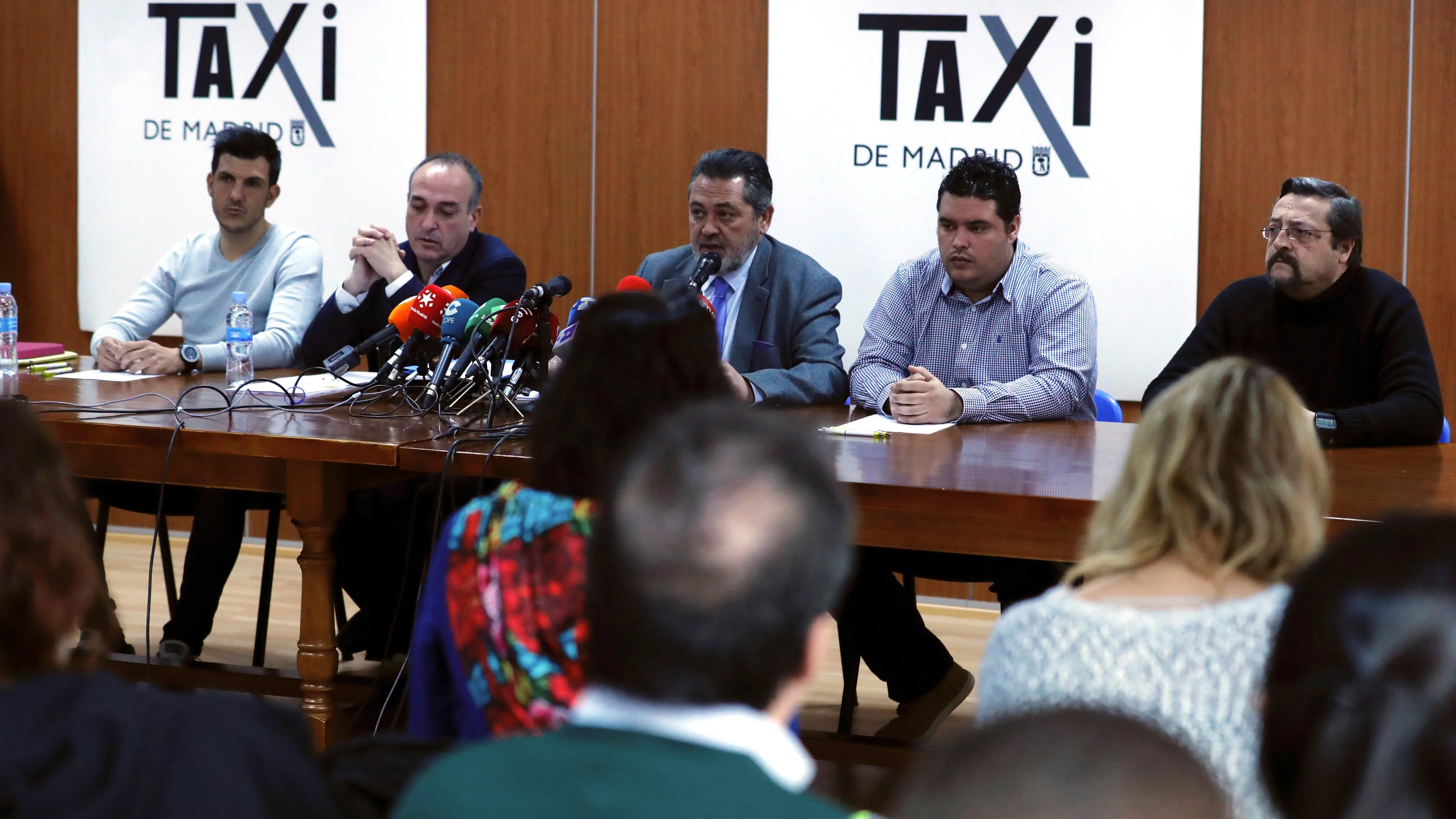 Portavoces de las asociaciones de taxistas en la sede de Radio Teléfono Taxi. 