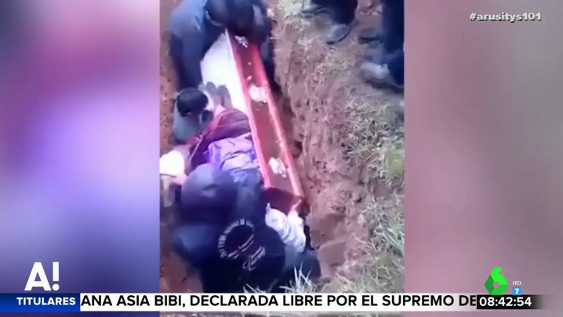 Impactantes imágenes: el cadáver de una mujer se sale del ataúd durante el entierro después de que un hombre cayera sobre él
