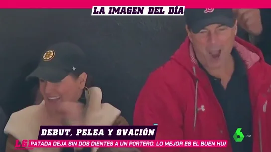 La insólita reacción de unos padres cuando ven a su hijo pegarse durante un partido de la NHL La insólita reacción de unos padres cuando ven a su hijo pegarse durante un partido de la NHL
