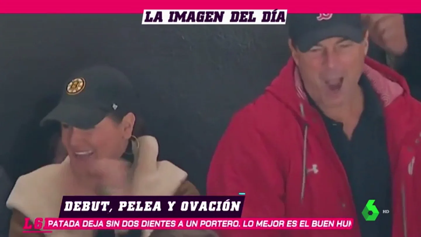 La insólita reacción de unos padres cuando ven a su hijo pegarse durante un partido de la NHL La insólita reacción de unos padres cuando ven a su hijo pegarse durante un partido de la NHL