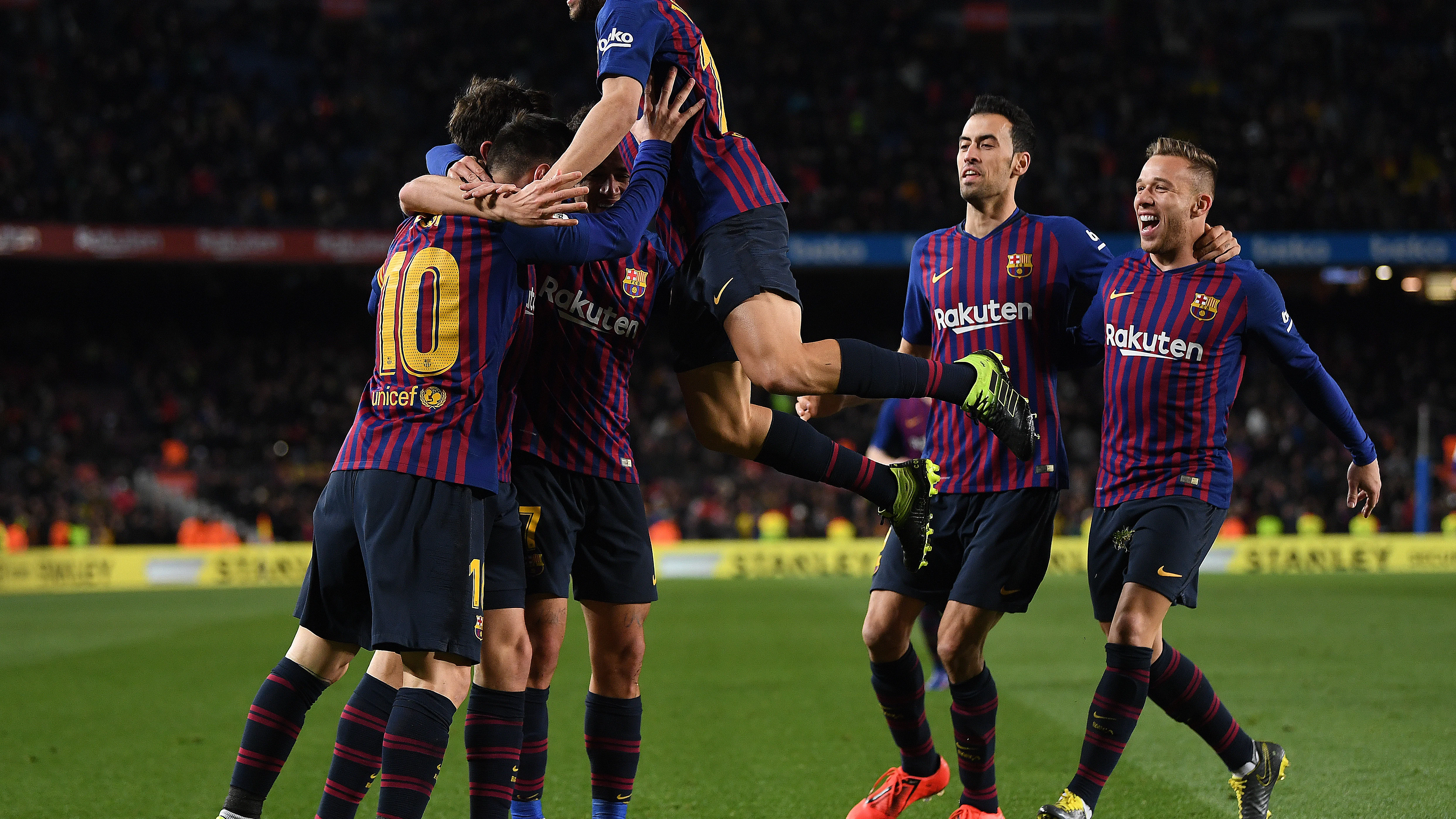 Los jugadores del Barcelona celebran un gol