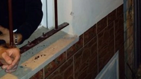 Un ladrón esposado a una ventana de un bar Un ladrón esposado a una ventana de un bar