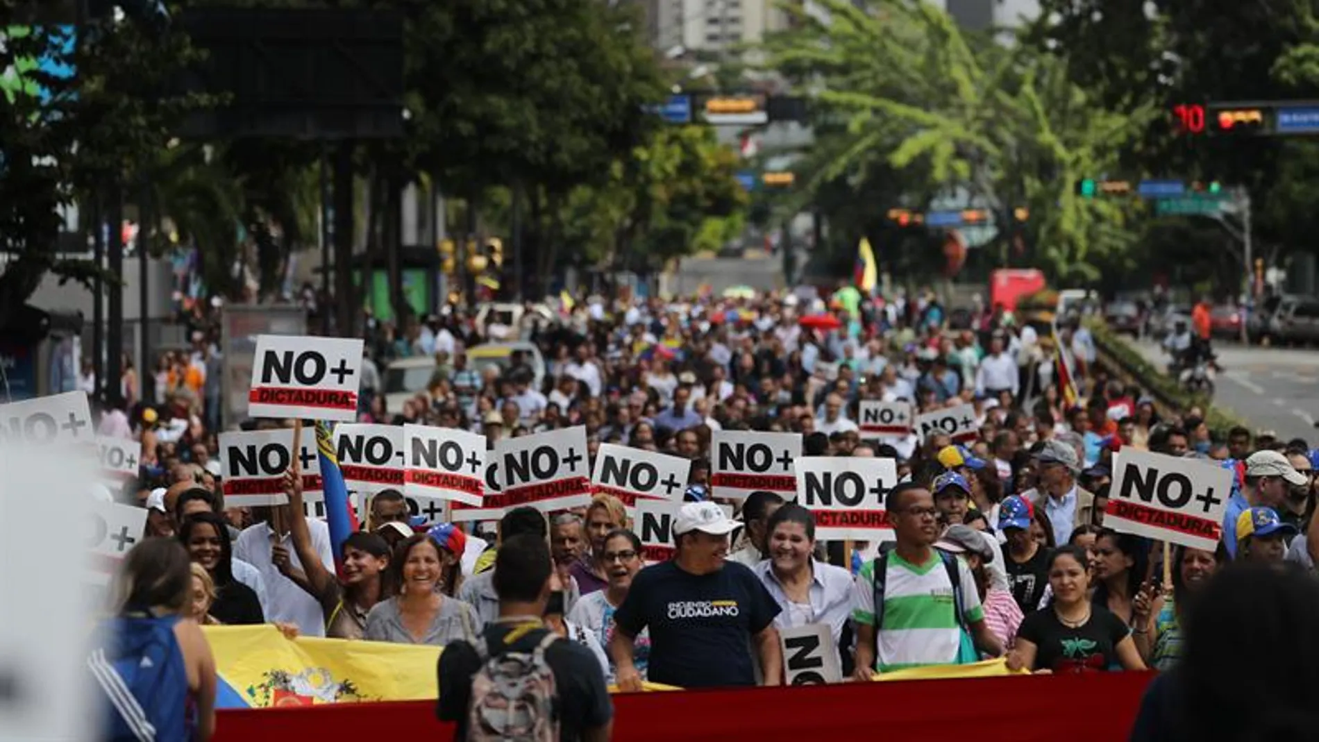 Opositores venezolanos participan en una manifestación en apoyo de Guaidó
