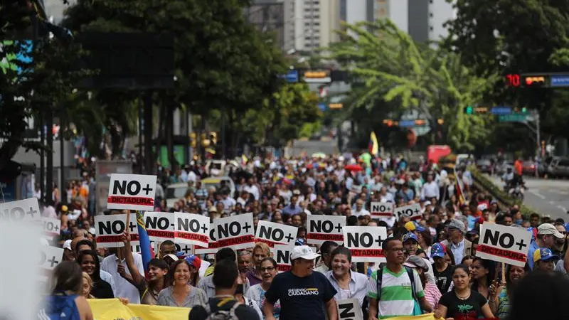 Opositores venezolanos participan en una manifestación en apoyo de Guaidó