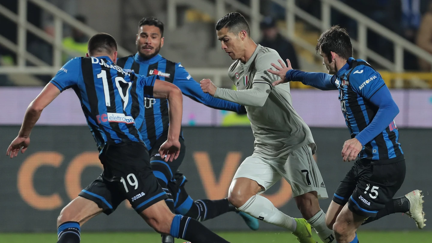 Cristiano conduce el balón en el partido frente al Atalanta Cristiano conduce el balón en el partido frente al Atalanta