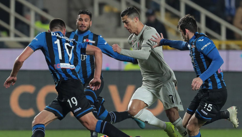 Cristiano conduce el balón en el partido frente al Atalanta
