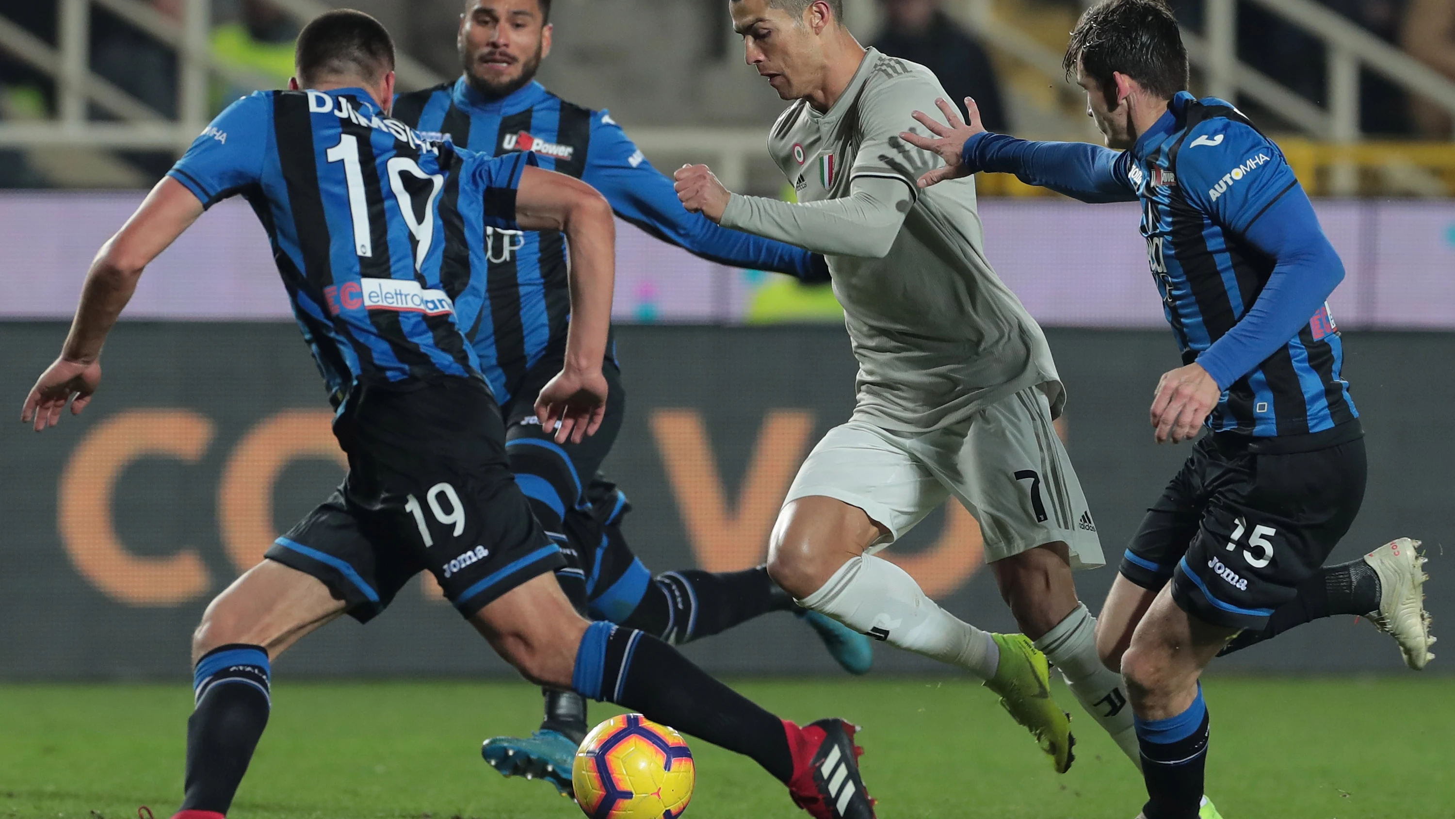 Cristiano conduce el balón en el partido frente al Atalanta