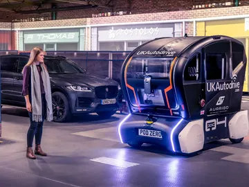 Jaguar y Land Rover desarrollan una forma de comunicación entre coches autónomos y humanos Jaguar y Land Rover desarrollan una forma de comunicación entre coches autónomos y humanos