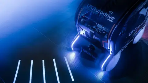 Jaguar y Land Rover desarrollan una forma de comunicación entre coches autónomos y humanos Jaguar y Land Rover desarrollan una forma de comunicación entre coches autónomos y humanos