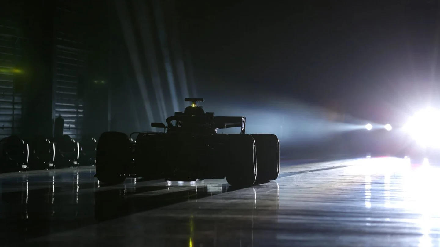 El Mercedes W10, en las sombras El Mercedes W10, en las sombras
