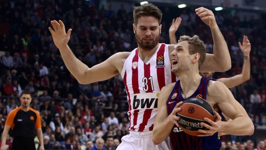 Jaca Blazic intenta penetrar a canasta Jaca Blazic intenta penetrar a canasta