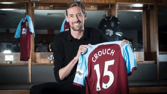 Crouch posa con la camiseta del Burnley Crouch posa con la camiseta del Burnley