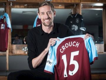 Crouch posa con la camiseta del Burnley Crouch posa con la camiseta del Burnley