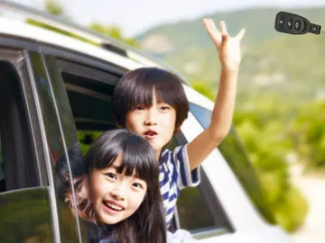 Niños tirando la llave del coche por la ventanilla Niños tirando la llave del coche por la ventanilla