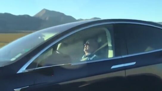 Un hombre durmiendo al volante de su Tesla